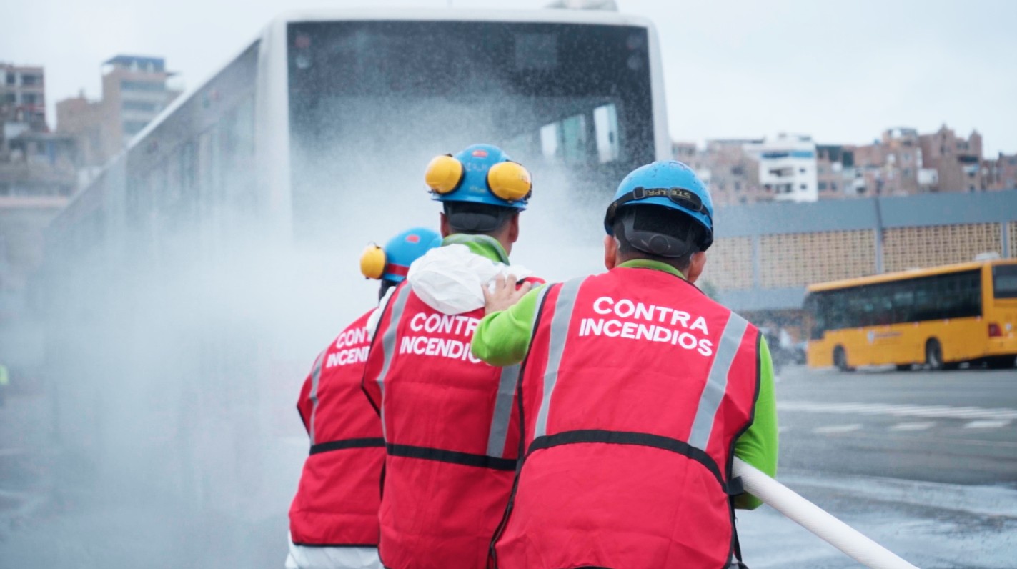 Personal de LVESA participando en la capacitación de lucha contra incendios en buses