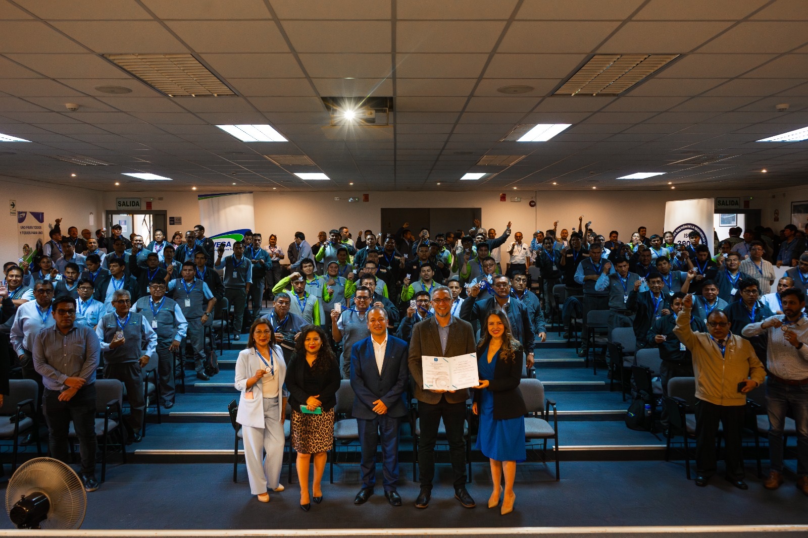 Equipo LVESA recibiendo la certificación ISO 39001 de Seguridad Vial