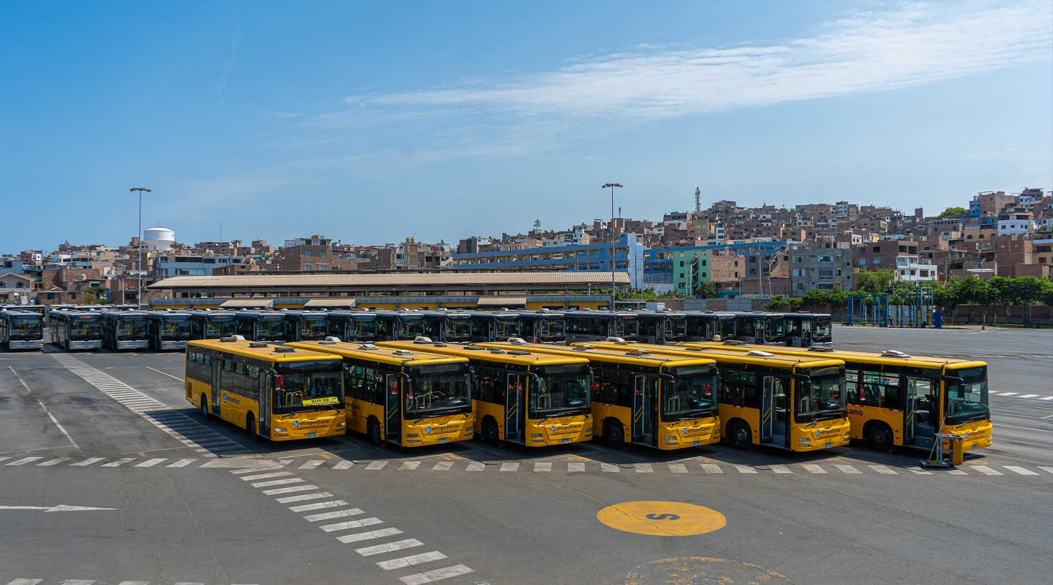 Personal y flota de Lima Vías Express